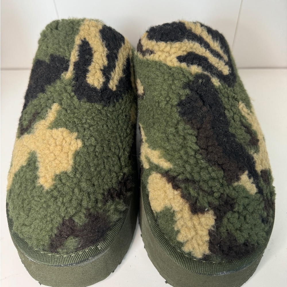 Akira Sherpa Camo Slippers